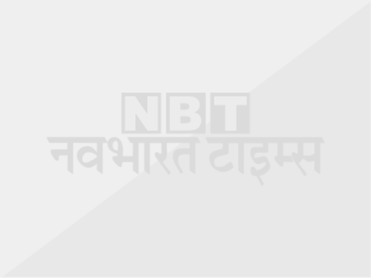 कलरफुल मैक्सी ड्रेस में लगीं प्यारी
